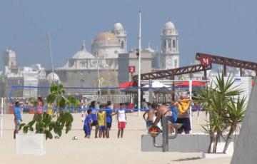 La posibilidad de practicar deportes en las playas todo el año es una de medidas propuestas por el PSOE en su programa electoraldo el año de las playas