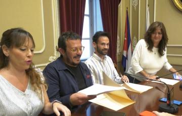 El alcalde en funciones, junto a concejalas de su equipo de gobierno y el portavoz de su formación, durante la comparecencia para hacer balance de gestión