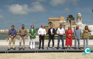 Bendodo junto al presidente del PP de Cádiz, Bruno Garcíay otros candidatos ganadres de la provincia 
