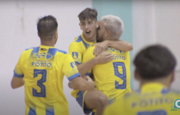 Oscar Lojo celebrando el primer tanto del encuentro con sus compañeros