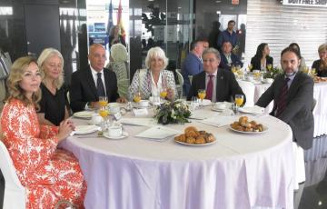 Mesa presidencial del 'Desayuno con la Mar' con los presidentes de la APBC y del Clúster Marítimo andaluz y el secretario de Acción Exterior de la Junta, entre otros