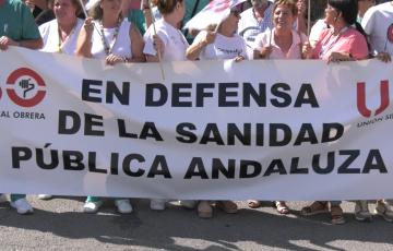 La plantilla de la lavandería del Puerta del Mar se ha concentrado este lunes en la puerta de las instalaciones.