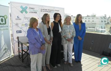 Foto de familia en la presentación del I Foro de Mujeres Líderes en la Economía Azul.