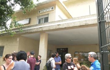Protesta en el colegio Tierno Galván por el cierre de una línea de infantil