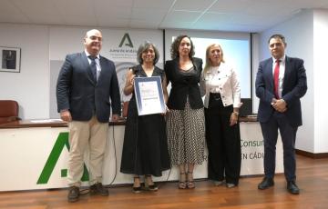 Momento de entrega de una de las credenciales de calidad de la Junta 