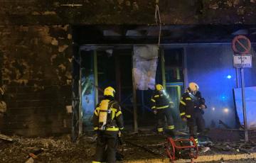 Los bomberos intervienen en la extinción del fuego