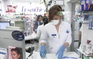 El uso de las mascarillas deja de ser obligatorio en espacios sanitarios como las oficinas de farmacia que aún se exigía 