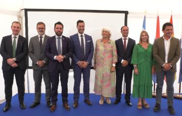 Foto de familia del acto con el presidente de PTP, la de APBC, delegados de la Junta y Zona Franca y otras autoridades