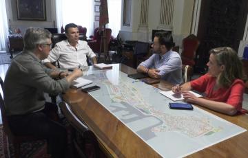 El alcalde Bruno García y la teniente de alcalde Maite González durante la reunión mantenida con los portavoces del PSOE, Óscar Torres, y de Adelante Izquierda Gaditana, David de la Cruz