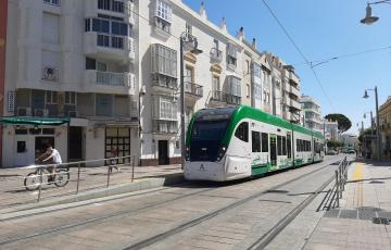 Imagen del Trambahía a su paso por San Fernando 