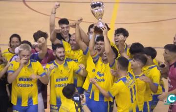 Los Jugadores del Cádiz CF Virgili durante la celebración de su vuelta a la Segunda División B senior masculina de fútbol sala