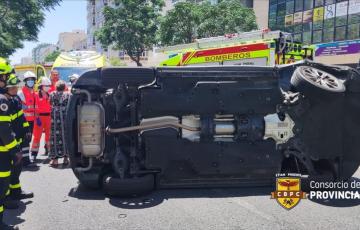 Coche accidentado en la avenida 