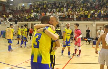 La plantilla celebra la consecución del ascenso a Segunda División B (Foto: Cádiz CF Virgili)