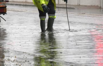 Operarios trabajan en la red de sanenamiento 