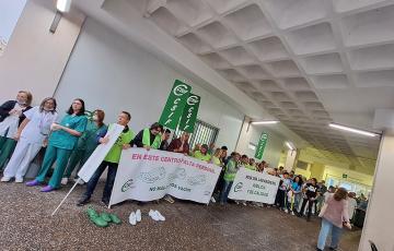 Delegados y trabajadores protestan a las puertas del hospital