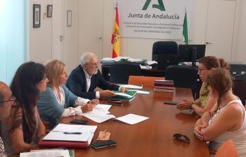Isabel Paredes se reúne con los representante de la Flampa tras las protestas contra el cierre de líneas educativas.