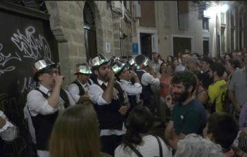 Los aficionados salieron a la calle buscando alguna agrupación de Carnaval