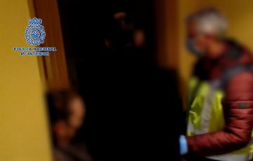 Agentes de la Policía nacional durante el operativo de detención