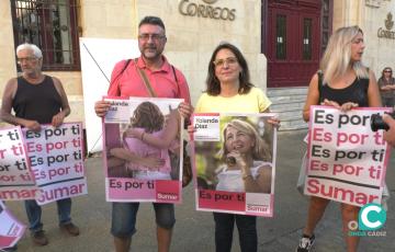 La cabeza de listo de Sumar Cádiz, Esther Gil,  con otros miembros de su candidatura 
