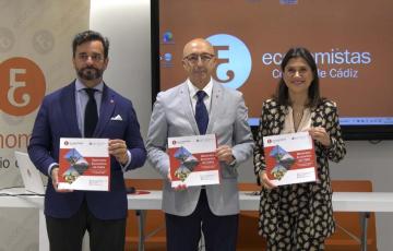 El decano y la vicedecana de Economistas-Cádiz y el catedrático de Economía de la Universidad Loyola-Andalucía, durante la presentación del primer Barómetro de Economía de Cádiz