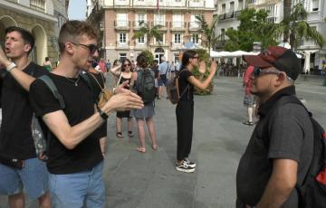 El colectivo con sordoceguera durante su visita teatralizada por la ciudad.