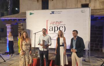 Nicolás Castellano recibe el Cádiz de Periodismo de manos de Bruno García, alcalde de la ciudad.