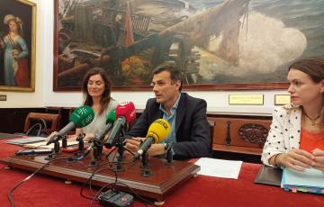 El alcalde de la ciudad compareciendo en rueda de prensa, tras la reunión de junta de gobierno local.