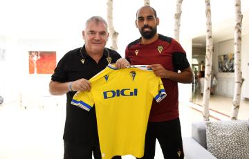 Fali y Manuel Vizcaíno posan tras el acuerdo alcanzado (Foto: Cádiz CF)