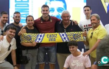 Javi Hernández arropado por sus familiares y amigos en el acto de presentación