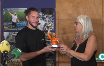 Conan Ledesma recibe el trofeo por parte de la Presidenta de la peña María de los Angeles Parodi