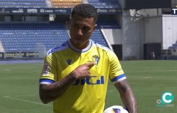 El internacional venezolano posa con la elastica amarilla