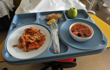 La técnico en dietética y nutrición, que tiene que elaborar los platos, está de baja desde hace 3 meses sin sustitución