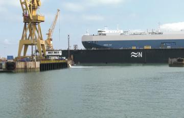 Buque en uno de los diques del Astillero de Cádiz 