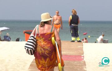 Cádiz cuenta aún con duchas, lavapiés y fuentes en sus playas