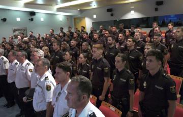 Agentes de policía nacional en el acto de bienvenida