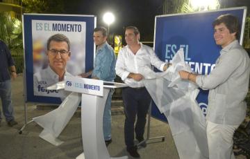 Bruno garcía y el candidato popular al Congreso descubren el cartel de la campaña 