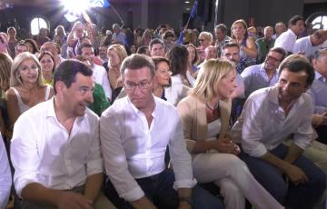 El presidente de la Junta, el candidato popular Núñez Feijóo, la secretaria y el presidente  provincial del PP-Cádiz, durante el mitin celebrado en el Palacio de Congresos