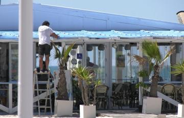 Un operario pone a punto un chiringuito 