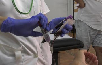 Una enfermera durante la extracción en el Hospital Puerta del Mar 