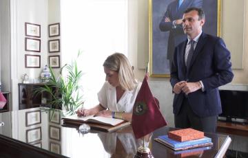 La presidenta de Diputación, Almudena Martínez del Junco, firmando en el libro de Honor del Ayuntamiento de Cádiz ante la presencia del alcalde Bruno García en su primera visita institucional al consistorio 