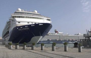 Imagen de dos de los tres cruceros que han coincidido en su escala en el puerto de Cádiz este martes 