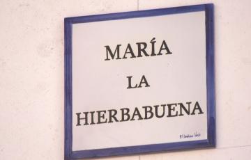 La placa con su nombre luce en la trasera del Gran Teatro Falla.