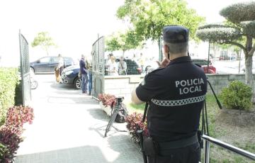 Agente de policía en las elecciones municipales 