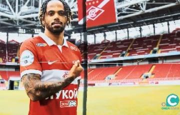 El futbolista belga-congoleño posa con la indumentaria de su nuevo club