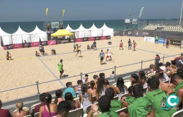Imagen de un partido de balonmano playa en el Cádiz Arena 