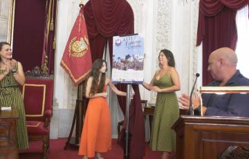 Las autoras del diseño, Eleanny Montes y Camila Espinoza, madre e hija, han sido las encargadas de descubrir el cartel anunciador del XXXVI entierro de la caballa