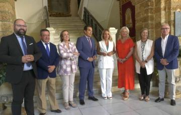 El consejero de Justicia en su primer encuentro con la presidenta de Diputación, junto a otros responsables de las administraciones provincial y regional