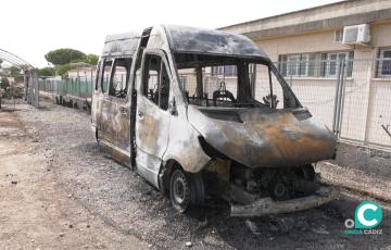 El estado que presenta el autobús que fue calcinado por el fuego.