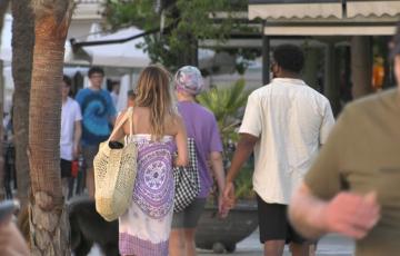 Turistas caminando por la plaza de San Juan de Dios.