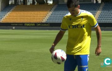 Maxi Gómez posa ante los medios gráficos sobre el césped del Nuevo Mirandilla